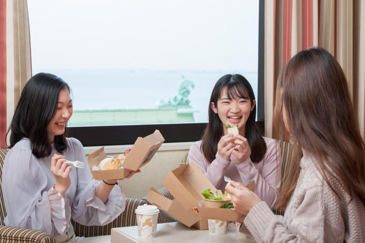 Hotel Okura Tokyo Bay Urayasu Exterior foto Customers enjoying MOS Burger