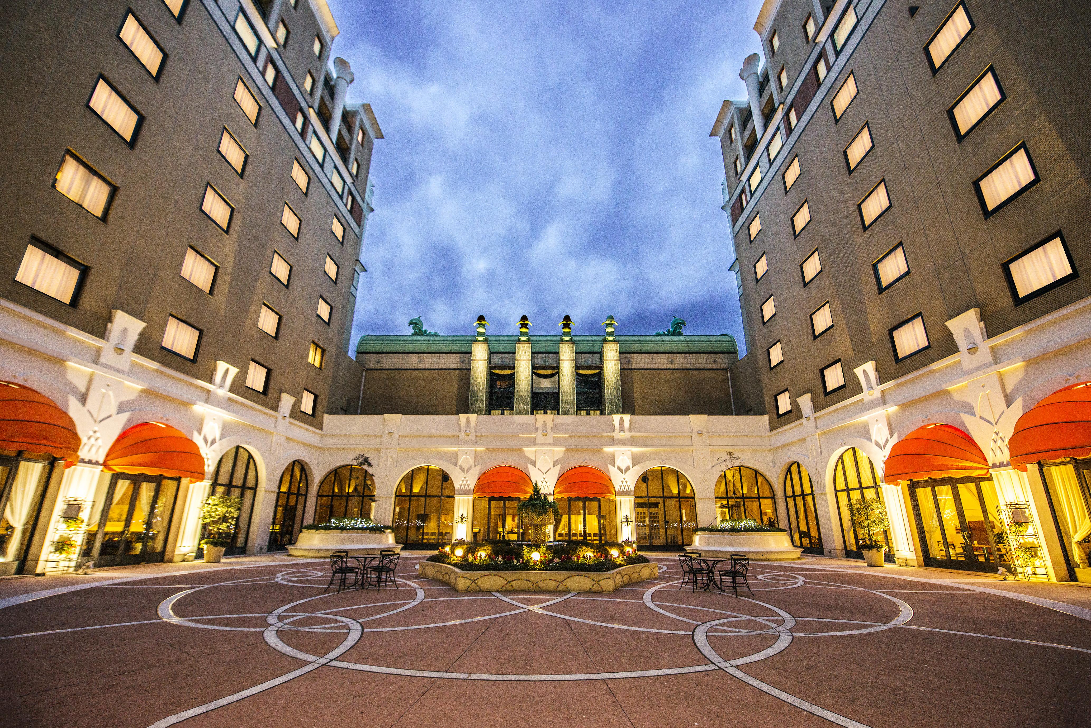 Hotel Okura Tokyo Bay Urayasu Exterior foto The hotel's courtyard