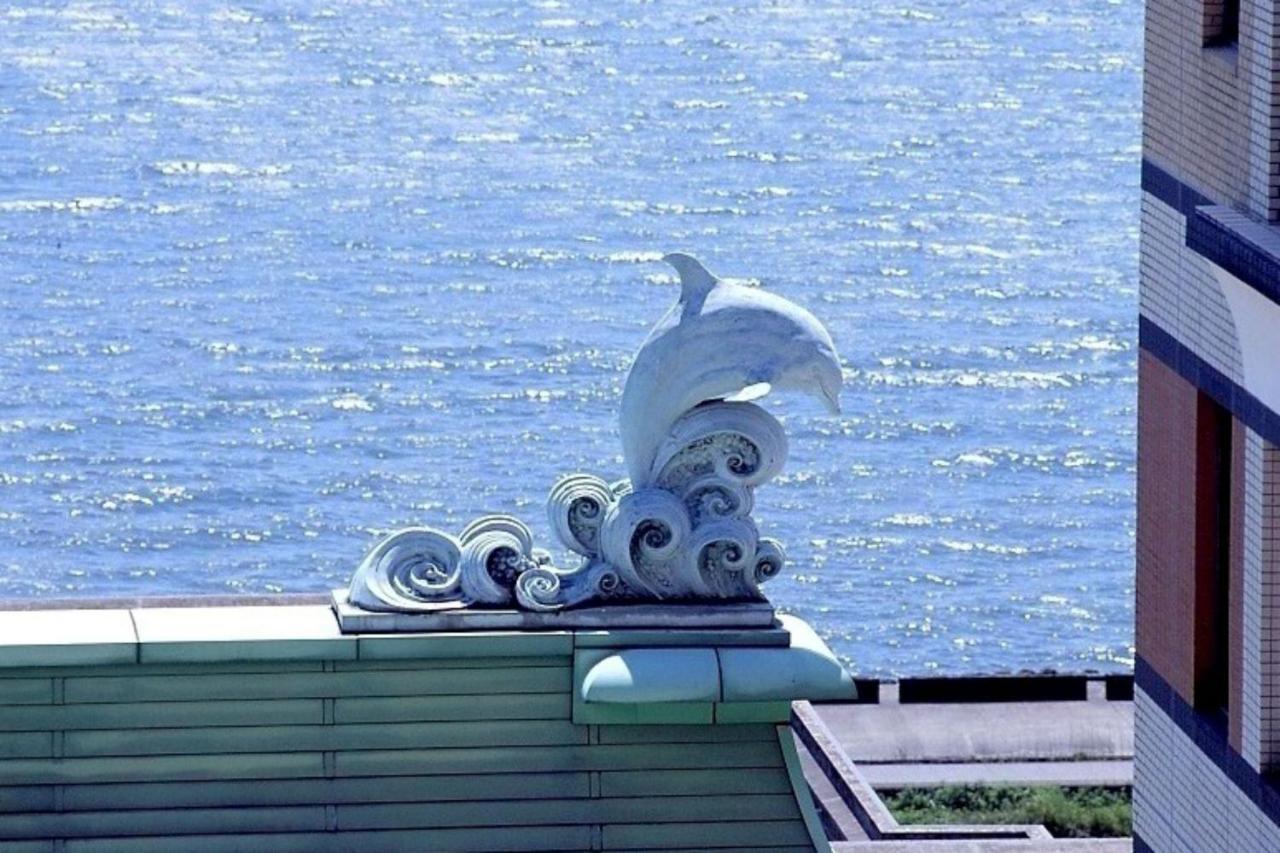 Hotel Okura Tokyo Bay Urayasu Exterior foto Octopus and Dolphin sculpture